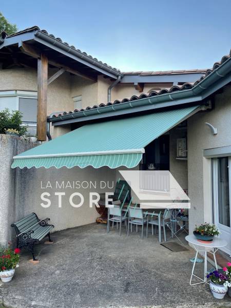 Pose d'un store banne traditionnel à Saint-Georges-les-Bains (07800), proche de Soyons (07130)