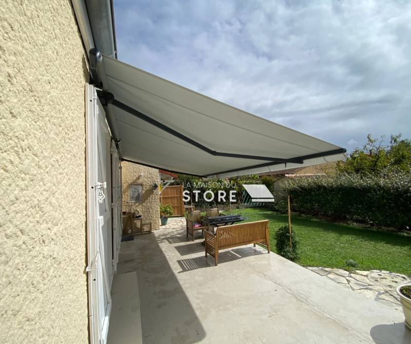 Store banne monocloc sur-mesure ouvert à Guilherand-Granges 07500 proche de Saint-Péray 07130