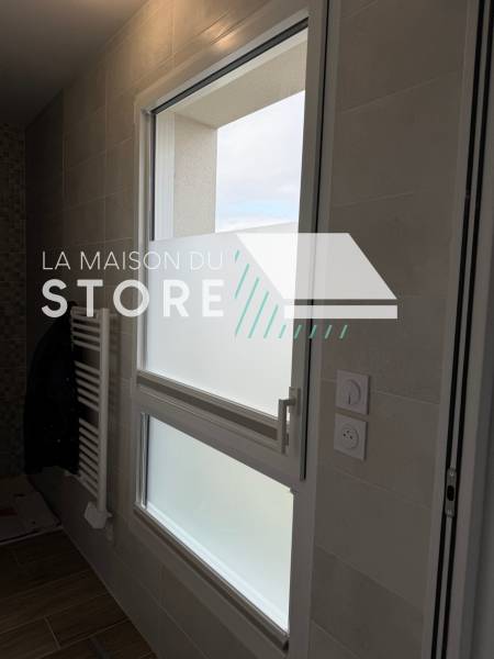 Mise en place de l'adhésif pour poser le store intérieur WSE à Bourg-lès-Valence (26500), proche de Valence (26000) 