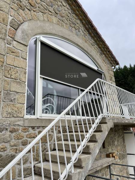 Vente et mise en place d'un store ZIP motorisée solaire SOMFY à Upie (26120), proche de Valence (26000) 
