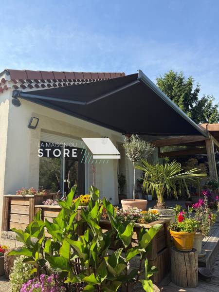 Pose d'un store banne coffre motorisé SOMFY avec commande de secours intégré à Bourg-lès-Valence (26500), proche de Valence (26000) 