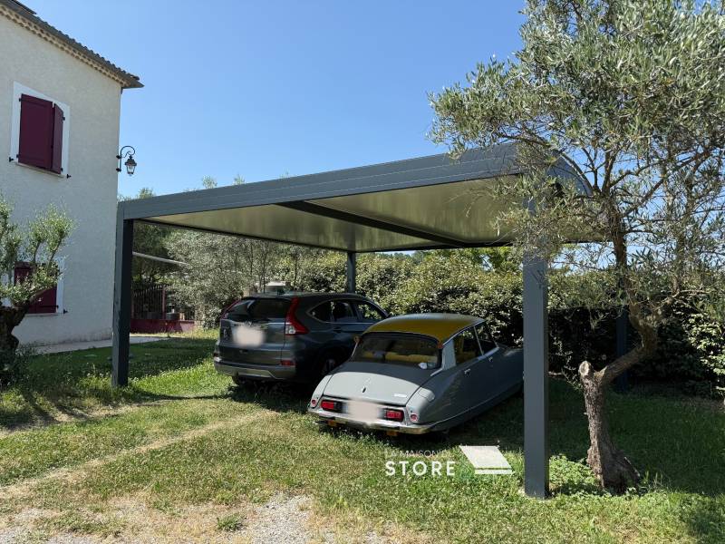 Installation d'un carport en aluminium à panneaux pleins avec moustiquaires enroulable proche d'Aubenas (07200)