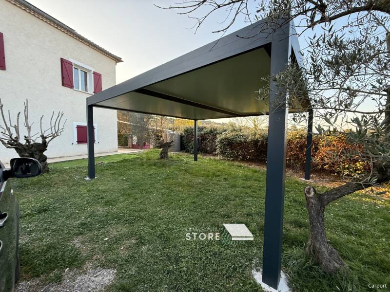 Mise en place d'un carport en aluminium à panneaux pleins avec moustiquaires enroulable proche d'Aubenas (07200)