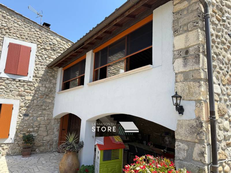 Mise en place de moustiquaires motorisées solaires SOMFY à toile zip à Saint-Laurent-du-Pape (07800), proche de Charmes-sur-Rhône (07800)