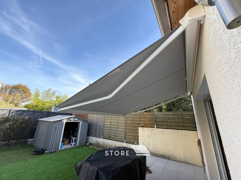 Vente et pose d'un store banne sur mesure KE France, motorisé SOMFY, à Romans-sur-Isère (26100), proche d'Alixan (26300)