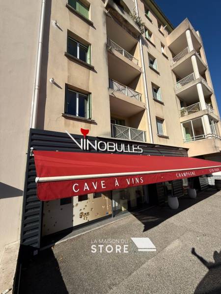 Rentoilage d'un store banne monobloc, pour l'enseigne Vinobulles à Valence (26000)