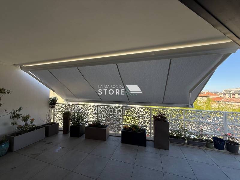 Installation d’un store banne coffre Compacto KE France avec motorisation Somfy io et capteur vent à Valence
