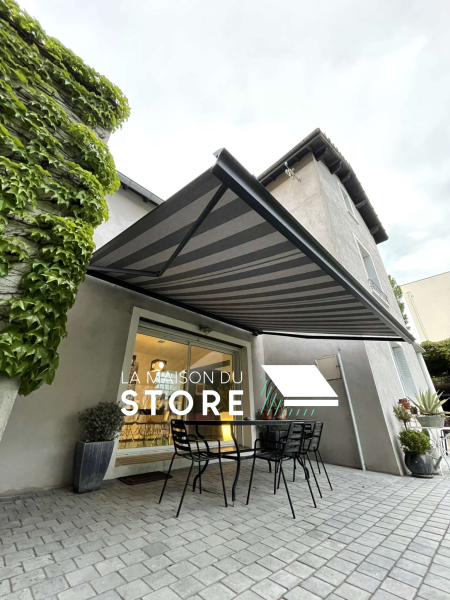 Conception d'un store banne coffre motorisé à Valence 26000 proche de Bourg-Lès-Valence