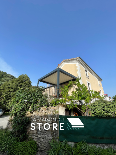 Conception d'une pergola bioclimatique en aluminium adossée façade