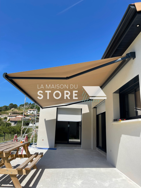 Pose d'un store banne coffre Compacto à Les Ollières sur Eyrieux 07360 proche de Saint Péray 07130