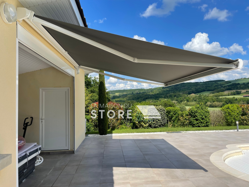 Vente et pose d'un store banne coffre à Montchenu 26350 proche de Valence 26000