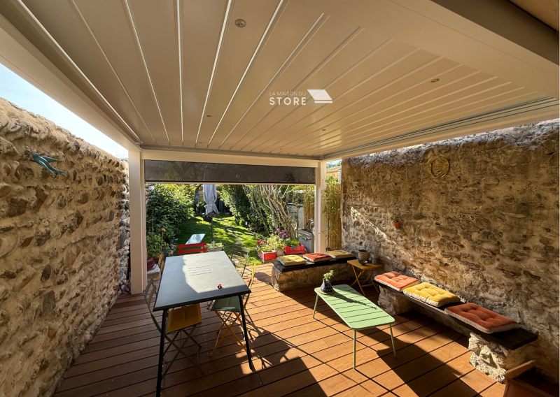 Installation d’une pergola bioclimatique avec store vertical zippé – projet sur-mesure à Saint-Péray (07130)