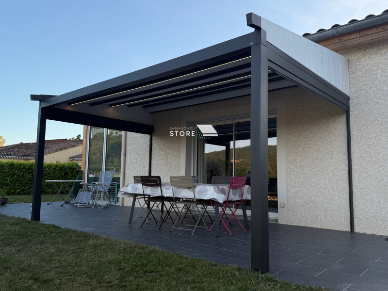 Pergola à toile rétractable haut de gamme avec stores zip motorisés – installation à Lamastre (07270) par La Maison du Store