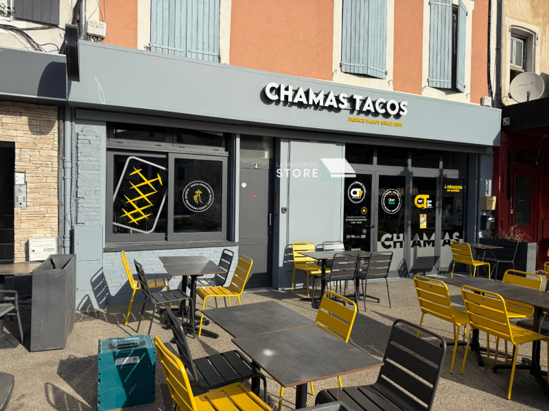 Store banne monobloc KE France motorisé pour le restaurant Chamas Tacos à Montélimar – solution sur-mesure, toile DICKSON et confort optimal