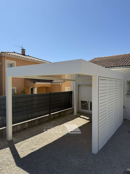 Installation d’un carport aluminium avec brise-vue à Saint-Péray 07130– Structure sur-mesure en aluminium thermolaqué