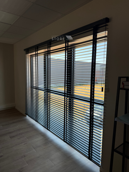 Stores vénitiens aluminium 50 mm sur mesure à Valence – Finition professionnelle et confort visuel optimal