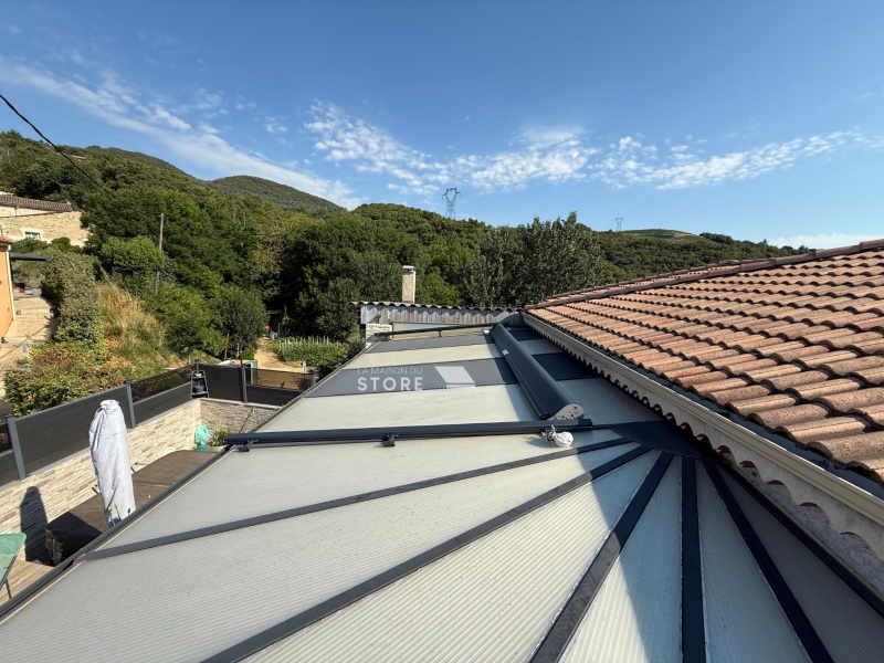 Installation d’un store véranda motorisé SOMFY IO avec toile zippée à Saint-Péray – Confort thermique et automatisation