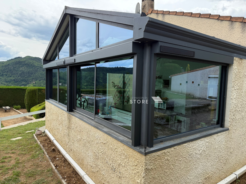 Pose de 4 stores screen ZIP motorisés solaires MERMET à Lamastre – Performance et design contre le vent et le soleil