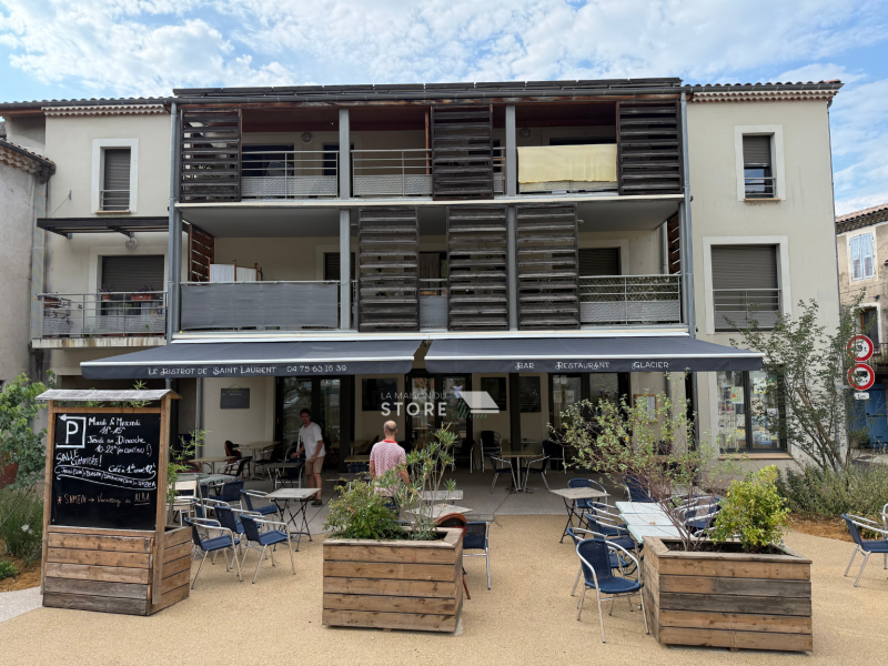 Store banne motorisé avec marquage sur lambrequin – Protection solaire et visibilité à Saint-Laurent-du-Pape