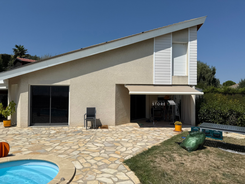 Store banne coffre COMPACTO KE France à Soyons