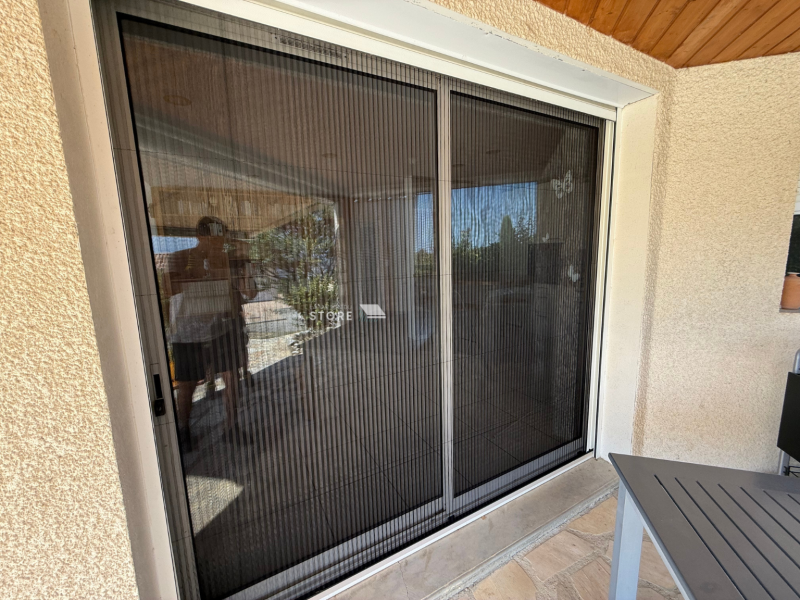 Installation de moustiquaires latérales plissées à Soyons 07130