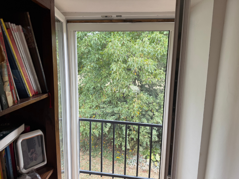 Moustiquaires enroulables sur mesure à Toulaud – Aluminium blanc, toile Bettervue, kits ralentisseurs. Protection anti-insectes efficace.