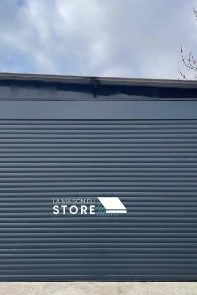 Porte de garage enroulable en aluminium, motorisé sur mesure à Valence 26000, proche de Bourg-lès-Valence