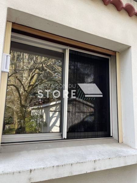 Installation de la moustiquaire latérale à toile plissée à Valence 26000 proche de Bourg-lès-Valence 26500