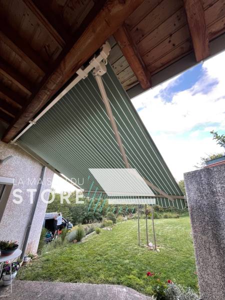 Installation d'un store banne monobloc traditionnel à Saint-Georges-les-Bains 07800, proche de Soyons 07130