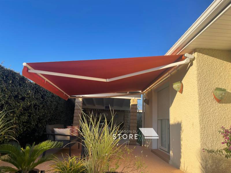 Installation et vente d'un store banne traditionnel à Guilherand-Granges (07500), proche de Valence (26000)