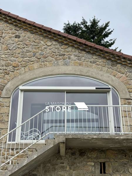 Pose d'un store ZIP motorisé solaire SOMFY ouvert à Upie (26120), proche de Valence (26000)