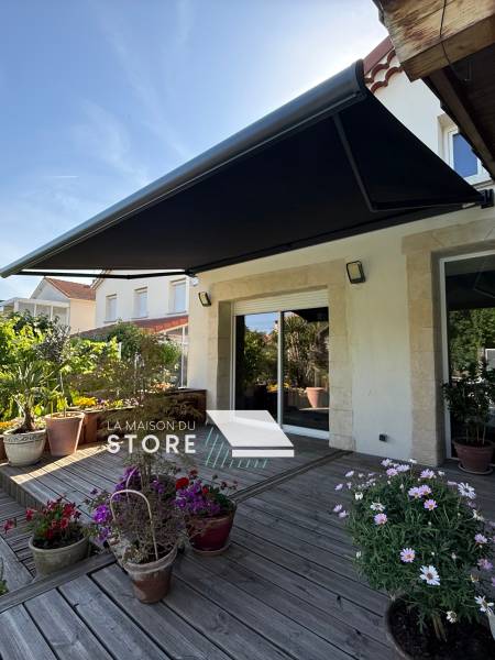 Vente et installation d'un store banne coffre motorisé SOMFY avec commande de secours intégré à Bourg-lès-Valence (26500), proche de Valence (26000) 