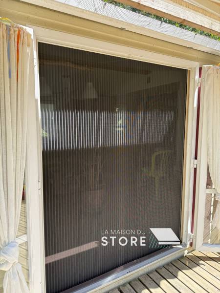 Mise en place d'une moustiquaire à toile plissée à Aouste-sur-Sye (26400), proche de Crest (26400)