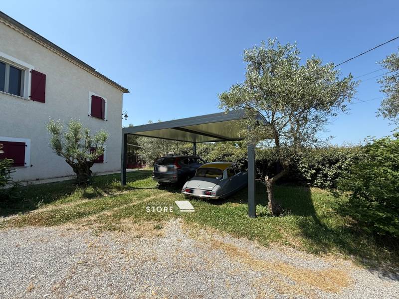 Vente et pose d'un carport en aluminium à panneaux pleins avec moustiquaires enroulable proche d'Aubenas (07200)