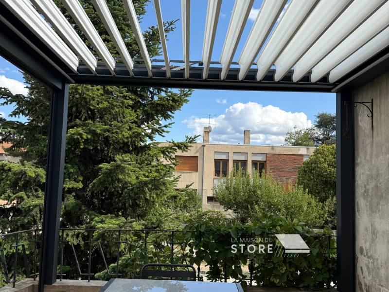 Vente et pose de pergola bioclimatique française avec lames orientables à Guilherand-Granges 07500, proche de Valence 26000