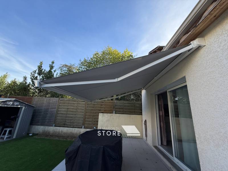 Installation d’un store banne coffre KE France à Romans-sur-Isère (26100), proche d’Alixan (26300)