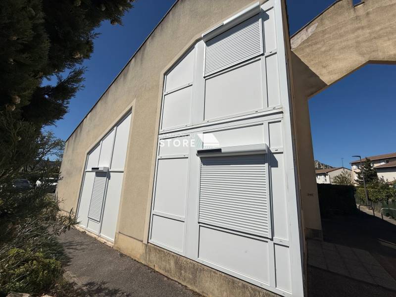 Installation de volets roulants solaires rénovation motorisés radio avec lames aluminium isolantes à Valence 26000, dans la Drôme