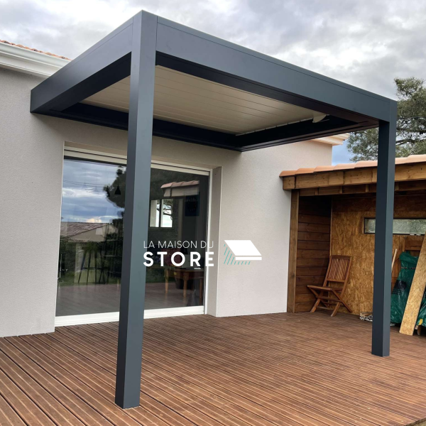Pergola bioclimatique en aluminium adossée façade à Saint-Péray proche de Valence 26000