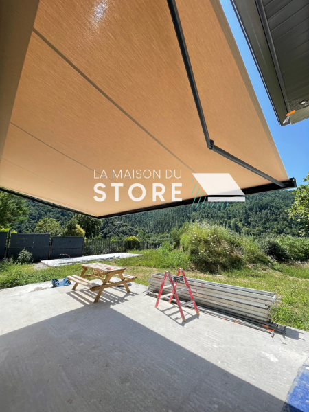 Store banne coffre Compacto à Les Ollières sur Eyrieux 07360 proche de Saint Péray 07130