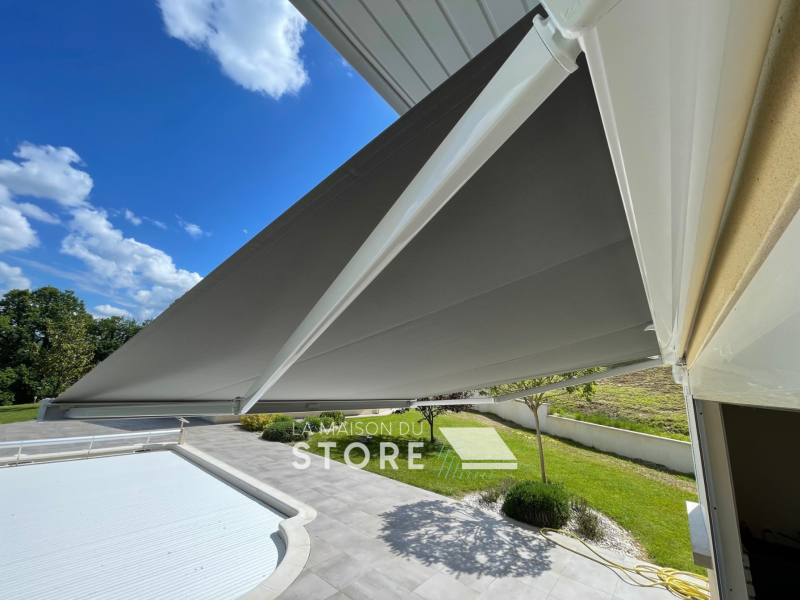 Installation d'un store banne coffre à Montchenu proche de Valence 26000