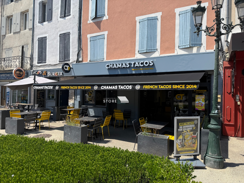 Store banne monobloc KE France motorisé pour le restaurant Chamas Tacos à Montélimar – solution sur-mesure, toile DICKSON et confort optimal
