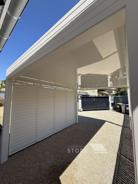 Installation d’un carport aluminium à Saint-Péray avec brise vue et toiture isolante