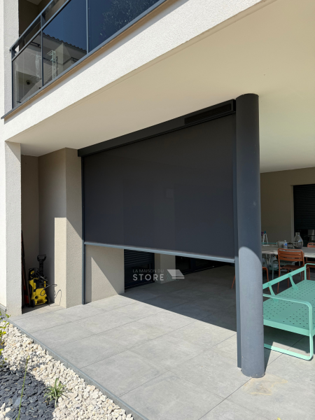 Installation d’un store vertical ZIP motorisé solaire SOMFY – Protection solaire haut de gamme à Saint-Péray