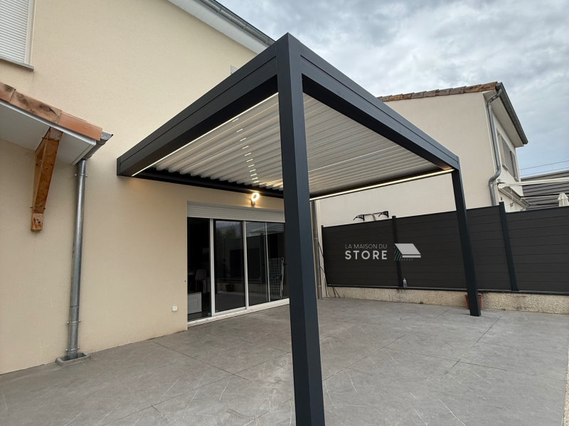 Pergola bioclimatique LUX FAST sur-mesure à Soyons – Aluminium extrudé, LED intégrées et motorisation vérin