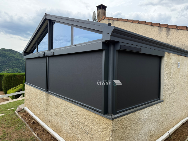 Pose de 4 stores screen ZIP motorisés solaires MERMET à Lamastre – Performance et design contre le vent et le soleil