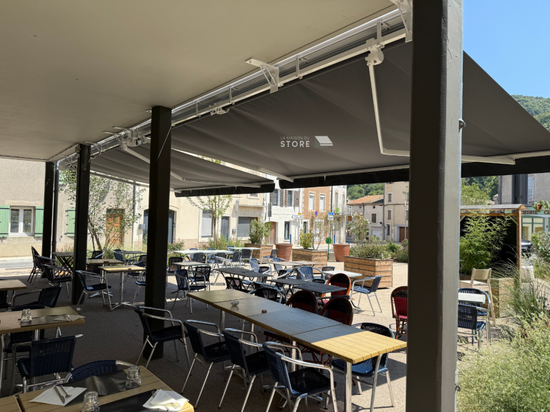 Store banne motorisé avec marquage sur lambrequin – Protection solaire et visibilité à Saint-Laurent-du-Pape