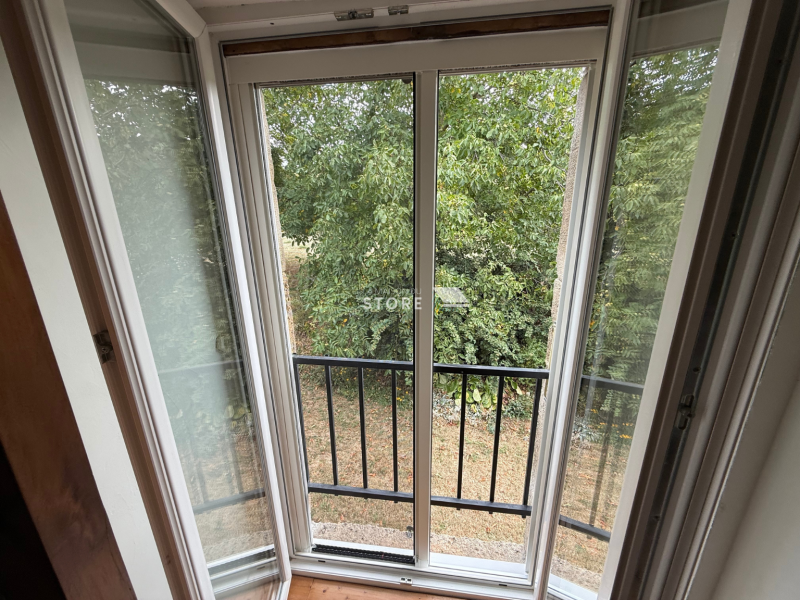 Moustiquaires enroulables sur mesure à Toulaud – Aluminium blanc, toile Bettervue, kits ralentisseurs. Protection anti-insectes efficace.