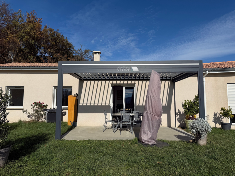 Installation d’une pergola bioclimatique adossée en aluminium extrudé avec stores ZIP motorisés