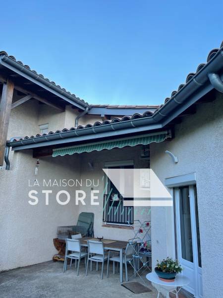 Mise en place d'un store banne monobloc traditionnel avec lambrequin à Saint-Georges-les-Bains 07800, proche de Soyons 07130