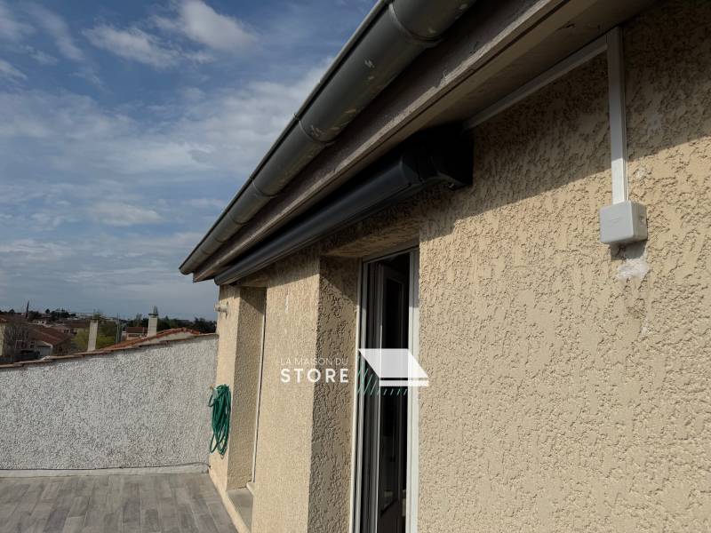 Pose d'un store banne coffre motorisé à Pont-del'Isère (26600), proche de Bourg-lès-Valence (26500)